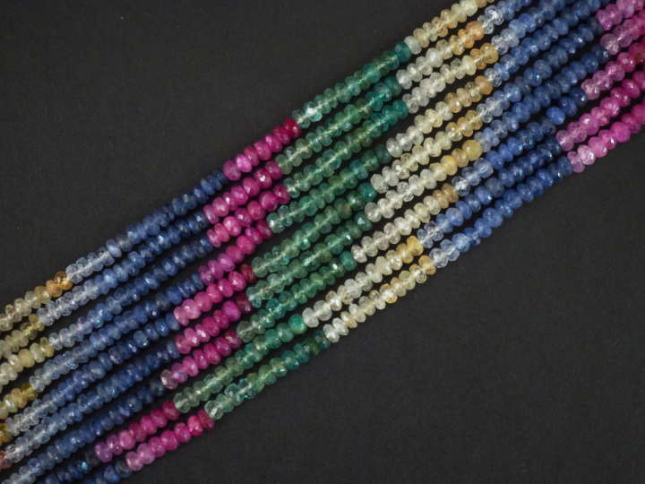 Grand sautoir à neuf rangs de pierres de couleur semi précieuses, ferm