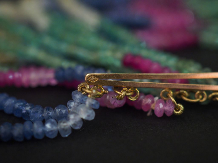 Grand sautoir à neuf rangs de pierres de couleur semi précieuses, ferm