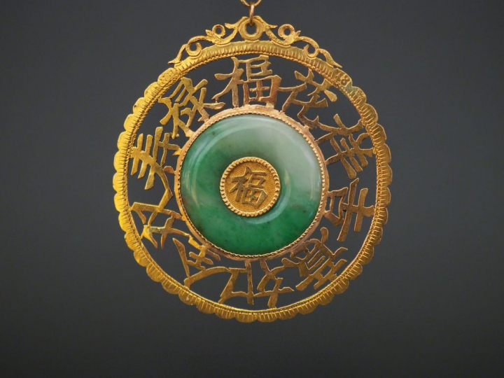 Pendentif Extreme orient en or et jade ou jadéite à décor de caractère