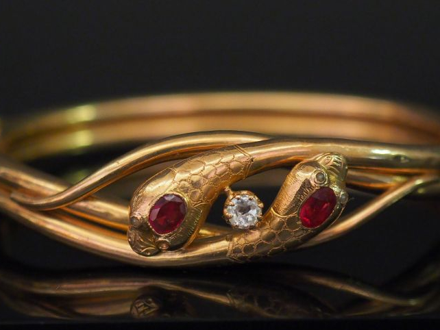 Bracelet en or et pierres rouges à décor de serpent. Poids tel : 18 g