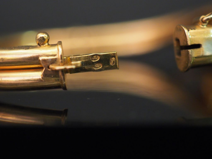 Bracelet en or et pierres rouges à décor de serpent. Poids tel : 18 g