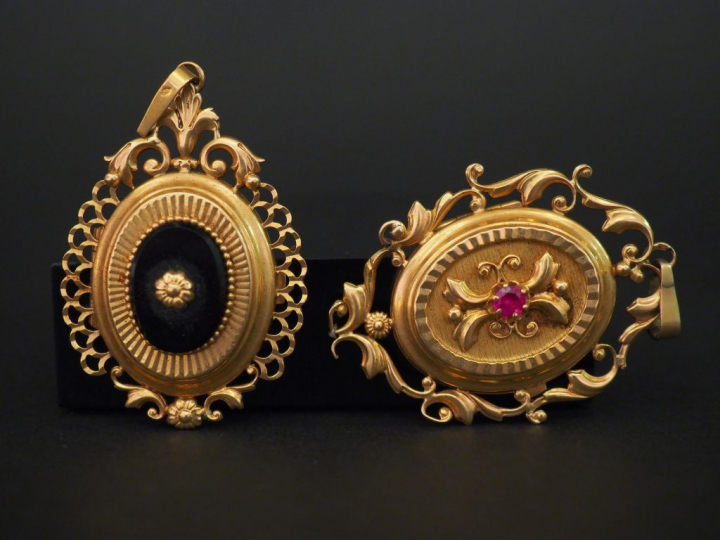 2 différents pendentifs Napoléon III en or onyx et pierre de couleur. 