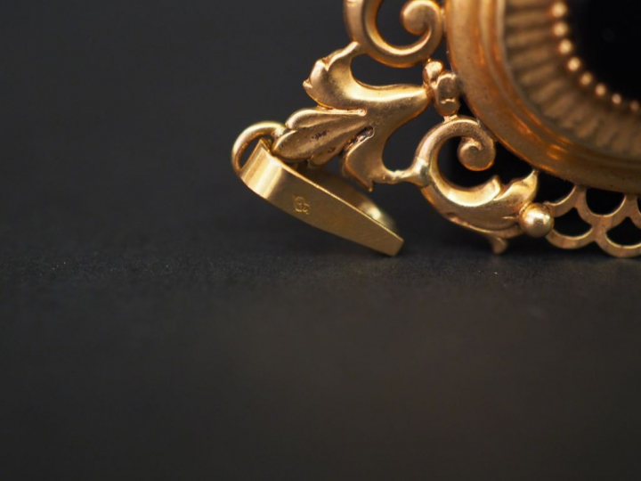 2 différents pendentifs Napoléon III en or onyx et pierre de couleur. 