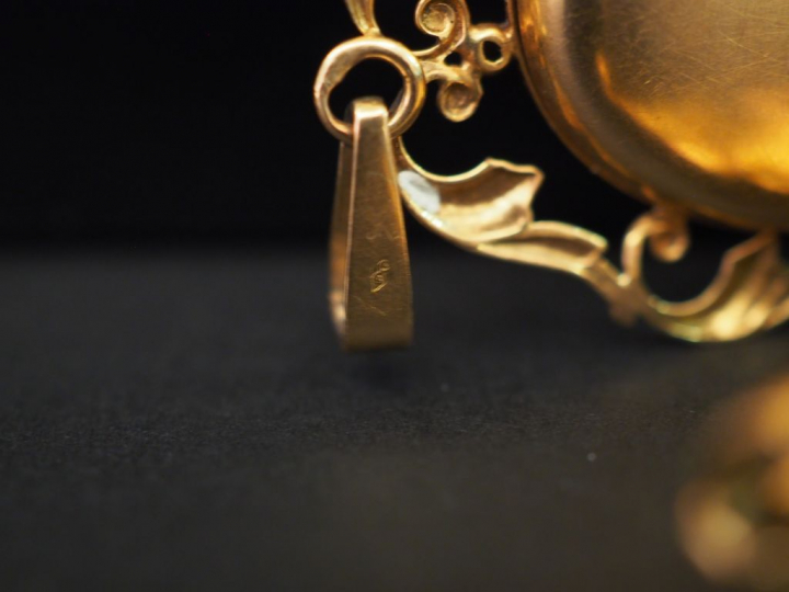 2 différents pendentifs Napoléon III en or onyx et pierre de couleur. 