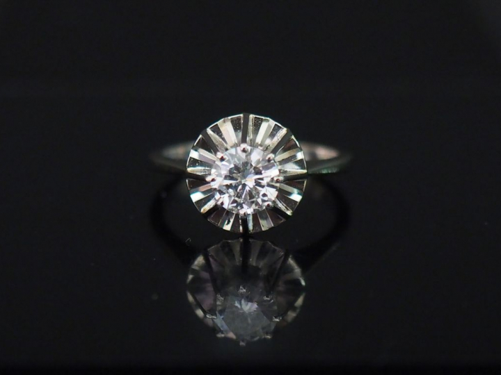 Bague solitaire, en or blanc et platine, diamant taille moderne de 0,7