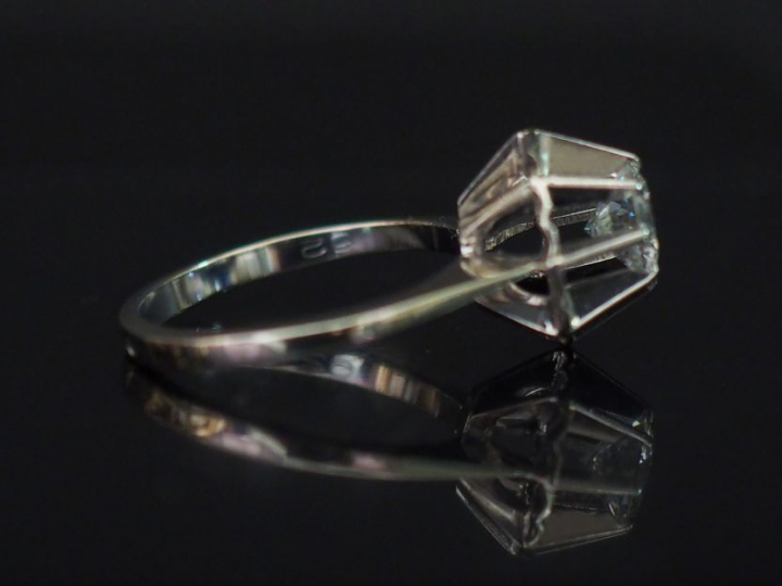 Bague solitaire, en or blanc et platine, diamant taille moderne de 0,7