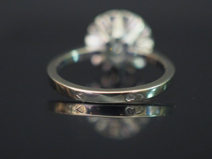 Bague solitaire, en or blanc et platine, diamant taille moderne de 0,7