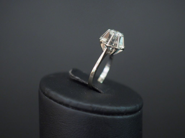 Bague solitaire, en or blanc et platine, diamant taille moderne de 0,7