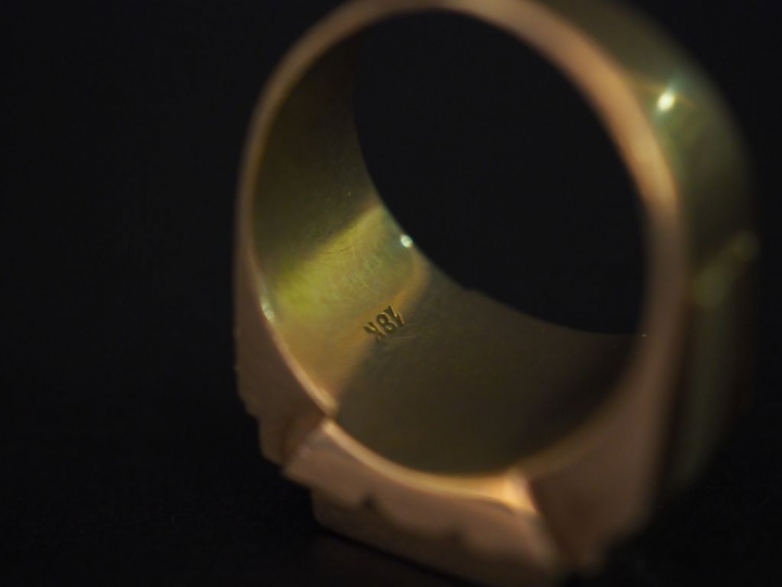 Chevalière or et onyx, paire de boutons de manchettes or et onyx. Poid