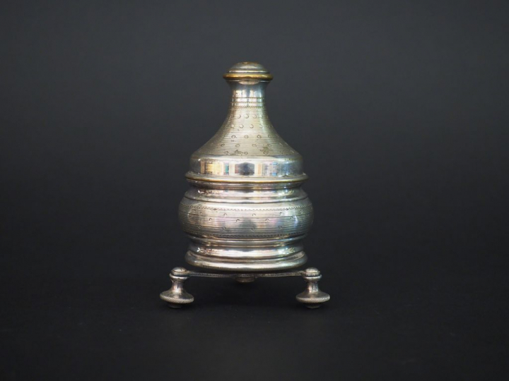 Saleron de style Louis XVI en métal argenté, piètement tripode.