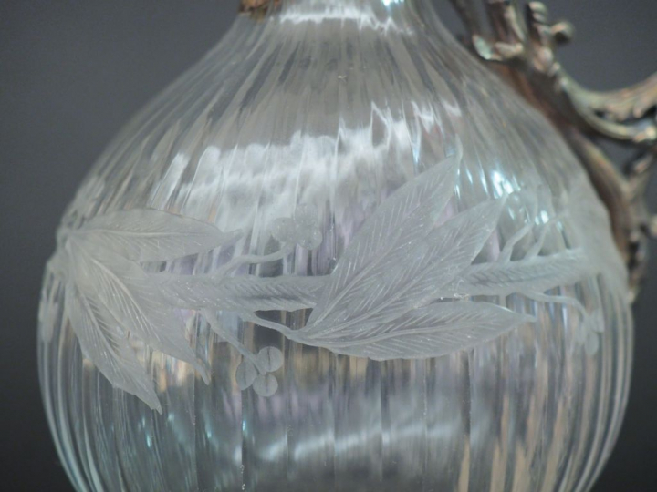 Aiguière de style Louis XVI en cristal gravé et argent, poincon Minerv