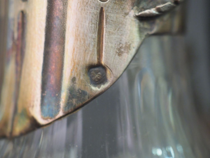 Aiguière de style Louis XVI en cristal gravé et argent, poincon Minerv