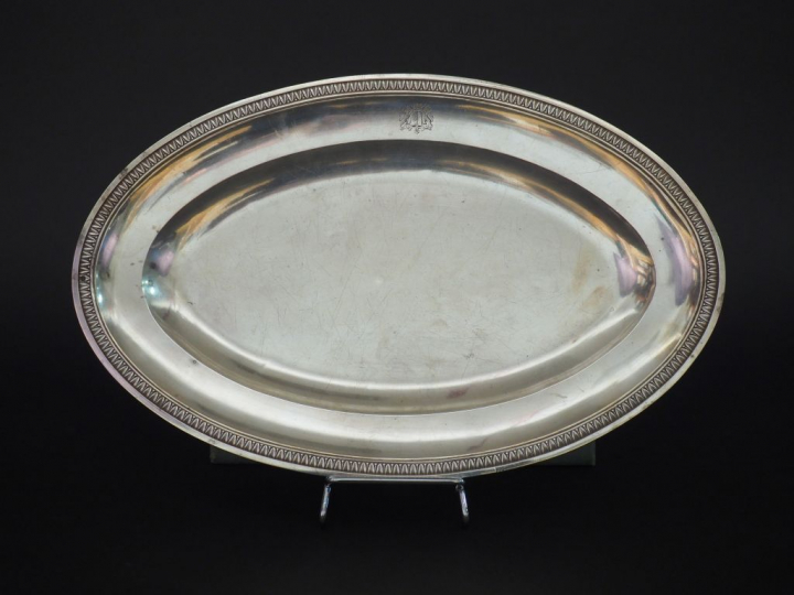 	Plat ovale en argent, poinçon au premier coq, à décor d’une frise de 