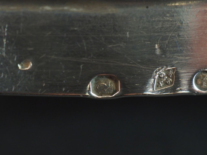 	Plat ovale en argent, poinçon au premier coq, à décor d’une frise de 