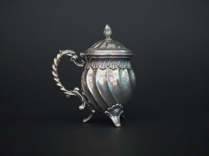 Moutardier de style Louis XV en argent. Poids : 50 g