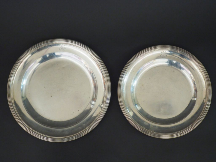 Deux différents plats ronds en argent, poinçon Minerve, modèle à filet