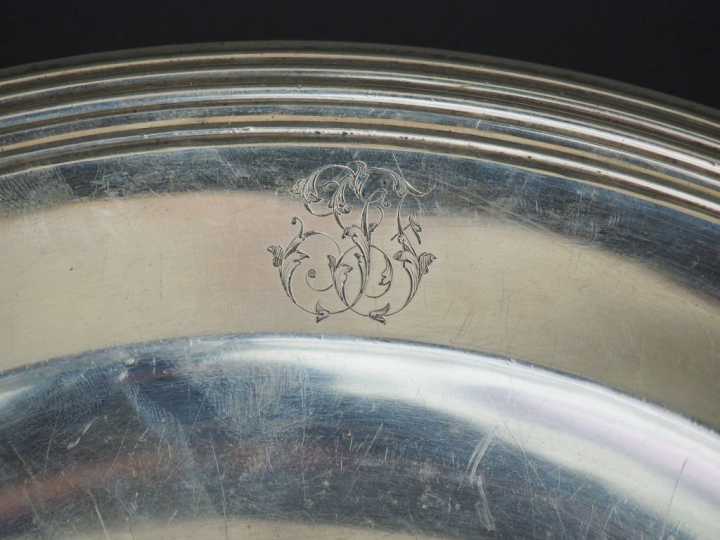 Deux différents plats ronds en argent, poinçon Minerve, modèle à filet