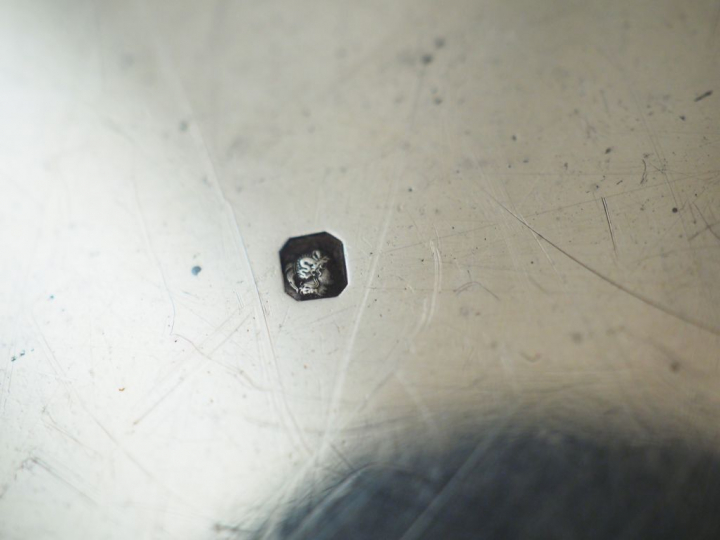 Deux différents plats ronds en argent, poinçon Minerve, modèle à filet