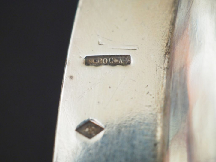 Deux différents plats ronds en argent, poinçon Minerve, modèle à filet