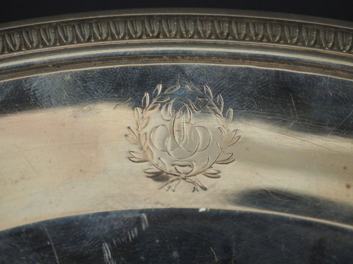 Plat rond début XIXème en argent, à décor d’une frise de feuilles d’ea