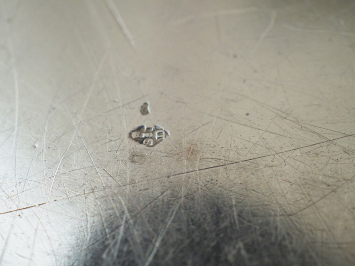 Plat rond début XIXème en argent, à décor d’une frise de feuilles d’ea