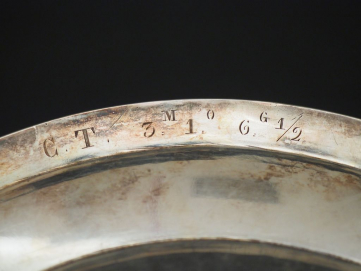 Plat rond début XIXème en argent, à décor d’une frise de feuilles d’ea