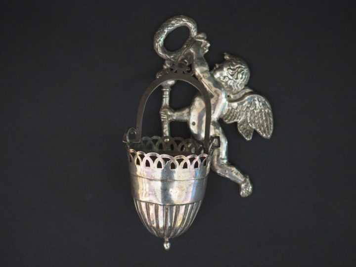 Bénitier en argent XVIIIème, à décor d’amour. Poids. 76 g