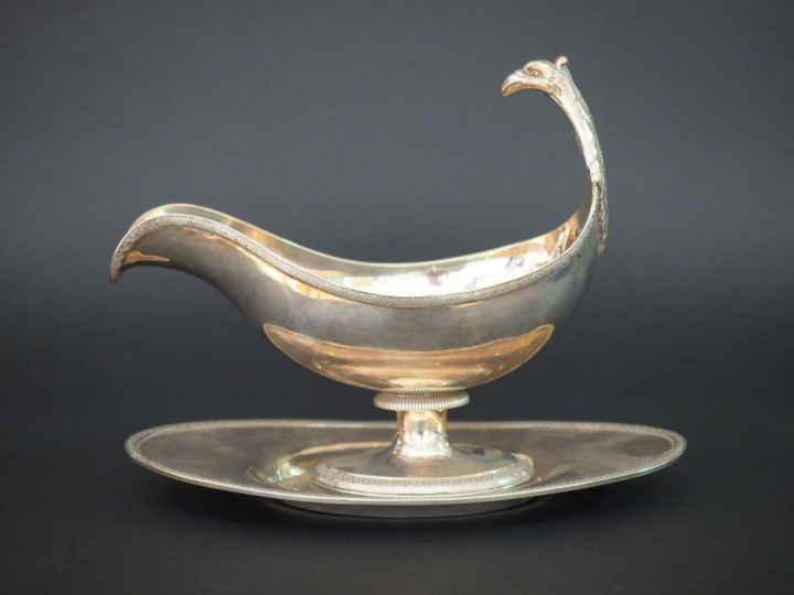 Saucière et son présentoir Empire, en argent, poinçon au coq, à décor 