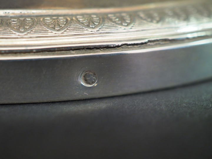 Saucière et son présentoir Empire, en argent, poinçon au coq, à décor 