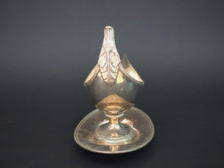 Saucière et son présentoir Empire, en argent, poinçon au coq, à décor 