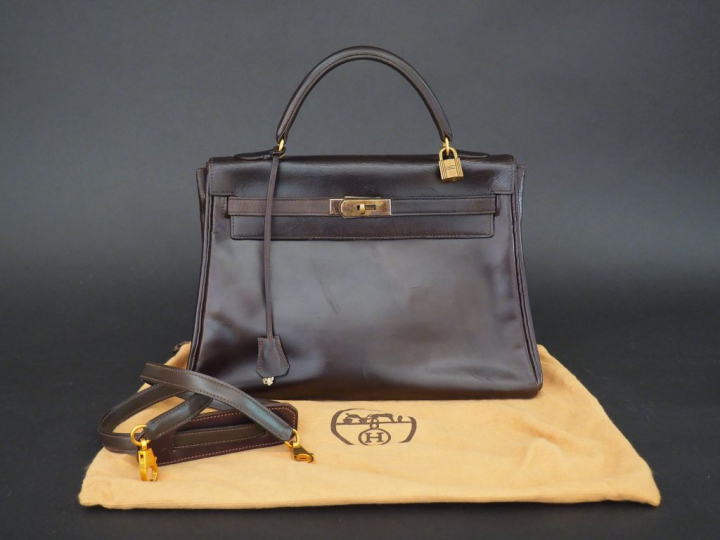 HERMES. Sac à main "Kelly" en cuir marron foncé. 28 cm (état d'usage) 