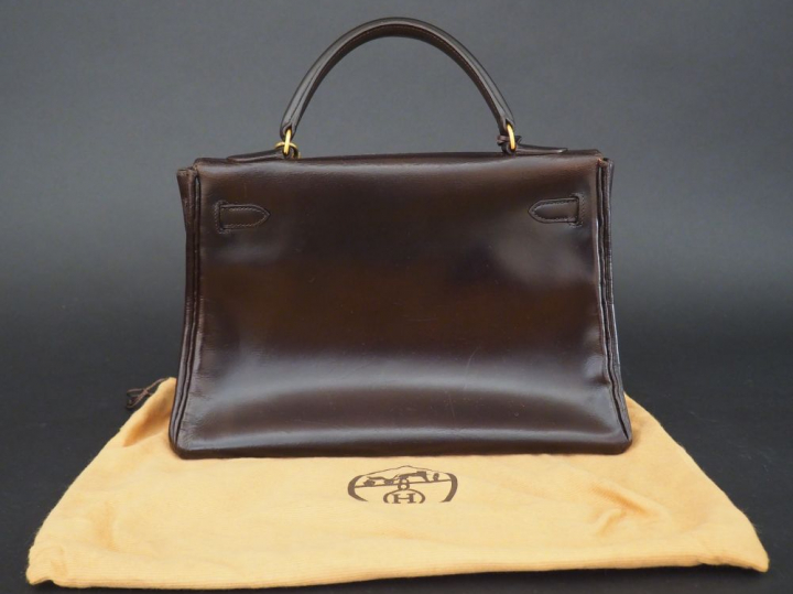 HERMES. Sac à main "Kelly" en cuir marron foncé. 28 cm (état d'usage) 