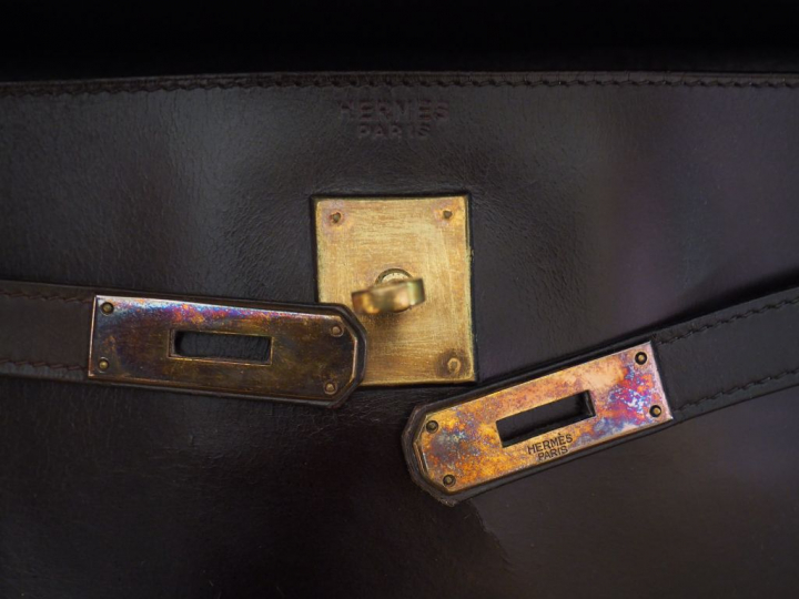 HERMES. Sac à main "Kelly" en cuir marron foncé. 28 cm (état d'usage) 