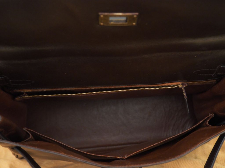 HERMES. Sac à main "Kelly" en cuir marron foncé. 28 cm (état d'usage) 