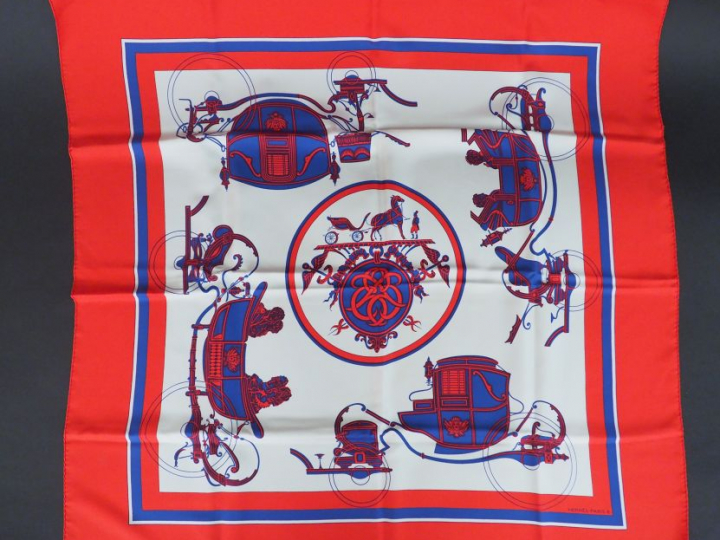 HERMES. Carré en soie "Calèches". Signé  Dim. 88 x 88 cm