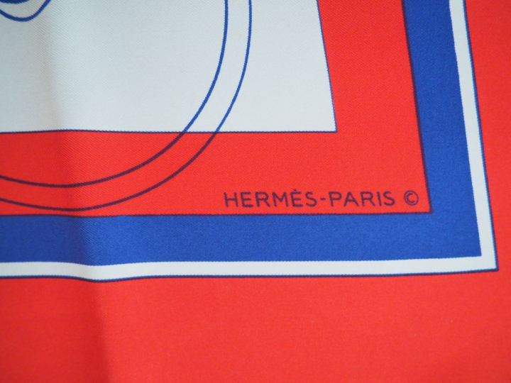 HERMES. Carré en soie "Calèches". Signé  Dim. 88 x 88 cm