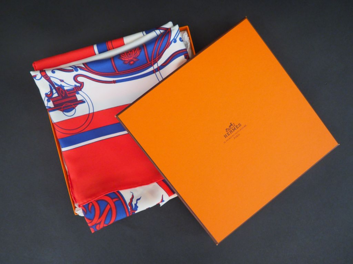 HERMES. Carré en soie "Calèches". Signé  Dim. 88 x 88 cm