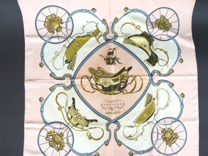 HERMES. Carré en soie "Springs", Signé. Ledoux  Dim. 90 x 89 cm  (tach