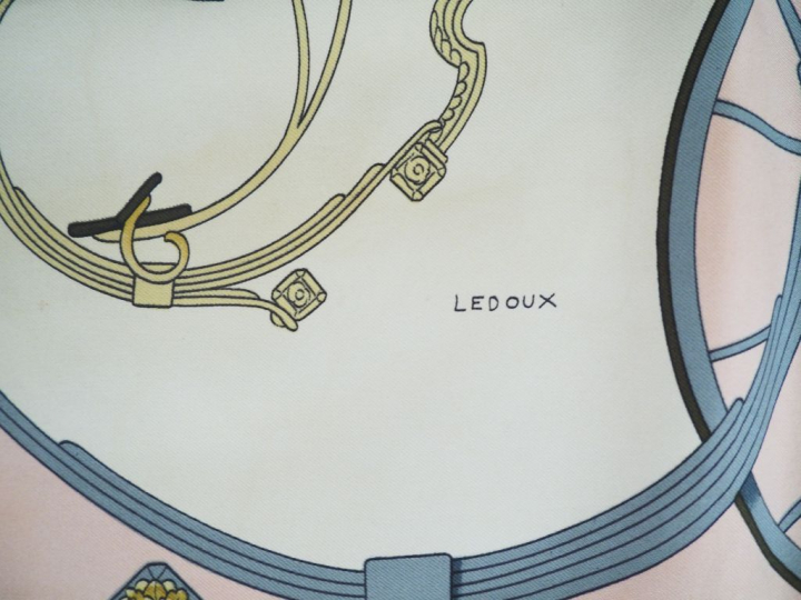 HERMES. Carré en soie "Springs", Signé. Ledoux  Dim. 90 x 89 cm  (tach