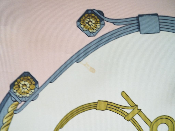 HERMES. Carré en soie "Springs", Signé. Ledoux  Dim. 90 x 89 cm  (tach