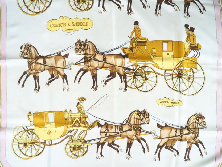 HERMES. Carré en soie "Coach   Saddle". Signé Ledoux. Dim. 90 x 86,5 c