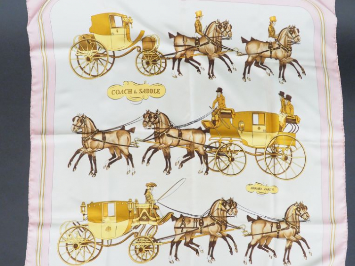 HERMES. Carré en soie "Coach   Saddle". Signé Ledoux. Dim. 90 x 86,5 c