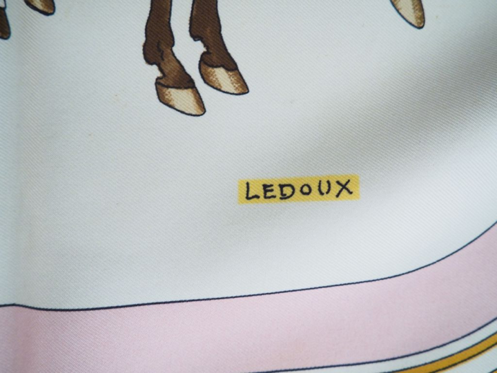 HERMES. Carré en soie "Coach   Saddle". Signé Ledoux. Dim. 90 x 86,5 c