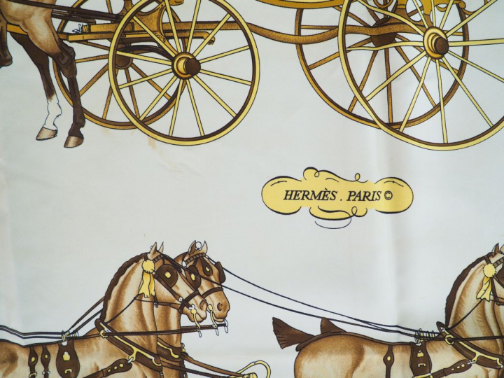 HERMES. Carré en soie "Coach   Saddle". Signé Ledoux. Dim. 90 x 86,5 c