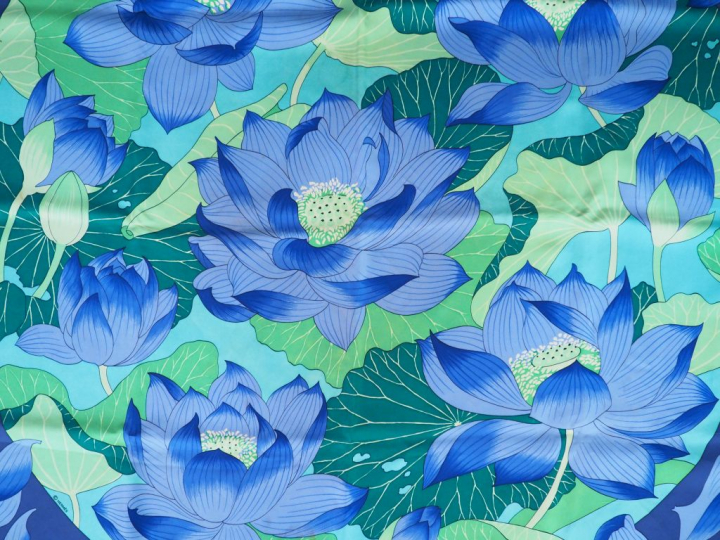 HERMES. Carré en soie "Fleur de lotus".  Dim. 89 x 88 cm (quelques tac