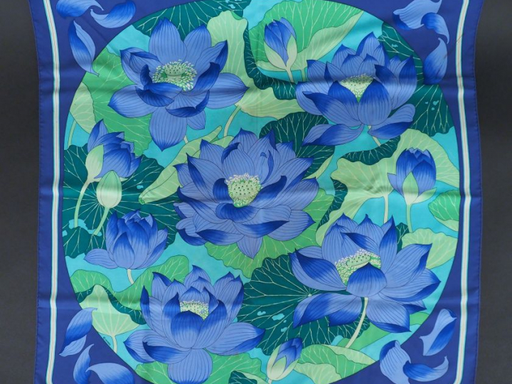 HERMES. Carré en soie "Fleur de lotus".  Dim. 89 x 88 cm (quelques tac
