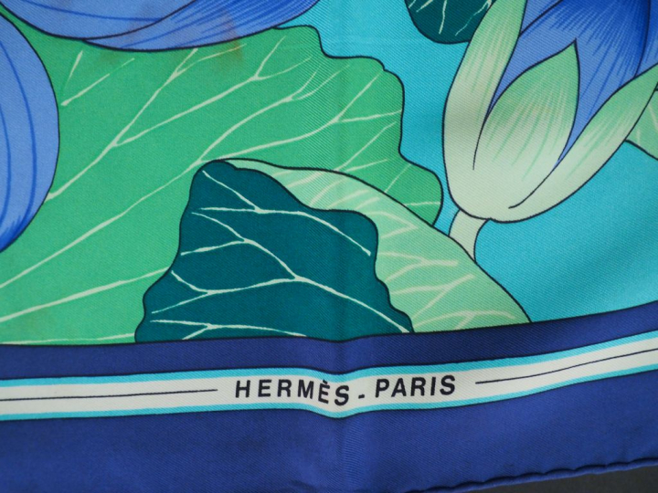HERMES. Carré en soie "Fleur de lotus".  Dim. 89 x 88 cm (quelques tac
