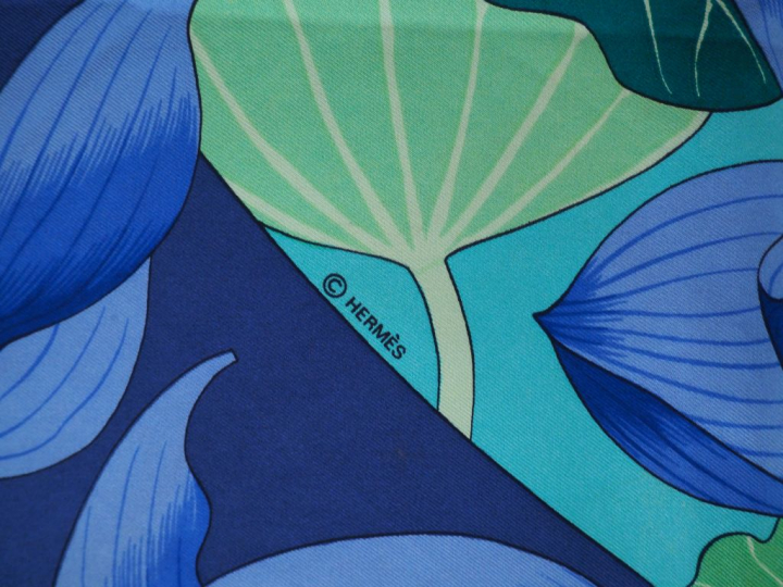 HERMES. Carré en soie "Fleur de lotus".  Dim. 89 x 88 cm (quelques tac
