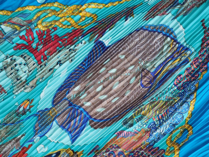 HERMES. Carré plissé en soie "Grands fonds" par A. Faivre, dans sa boi