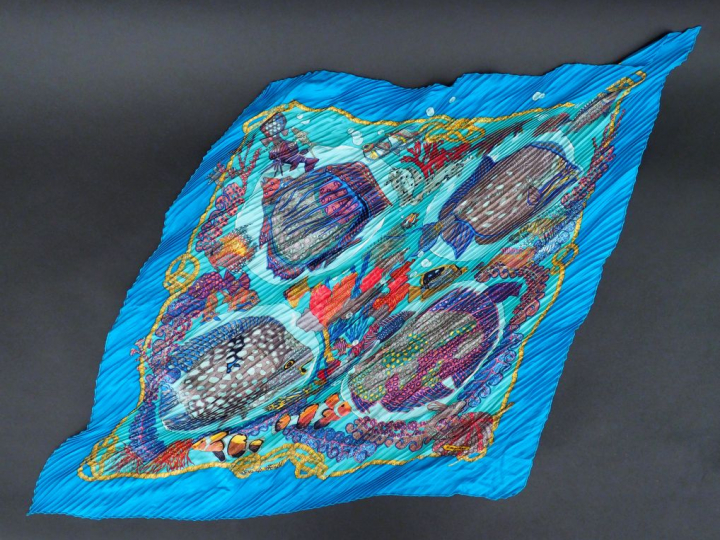 HERMES. Carré plissé en soie "Grands fonds" par A. Faivre, dans sa boi